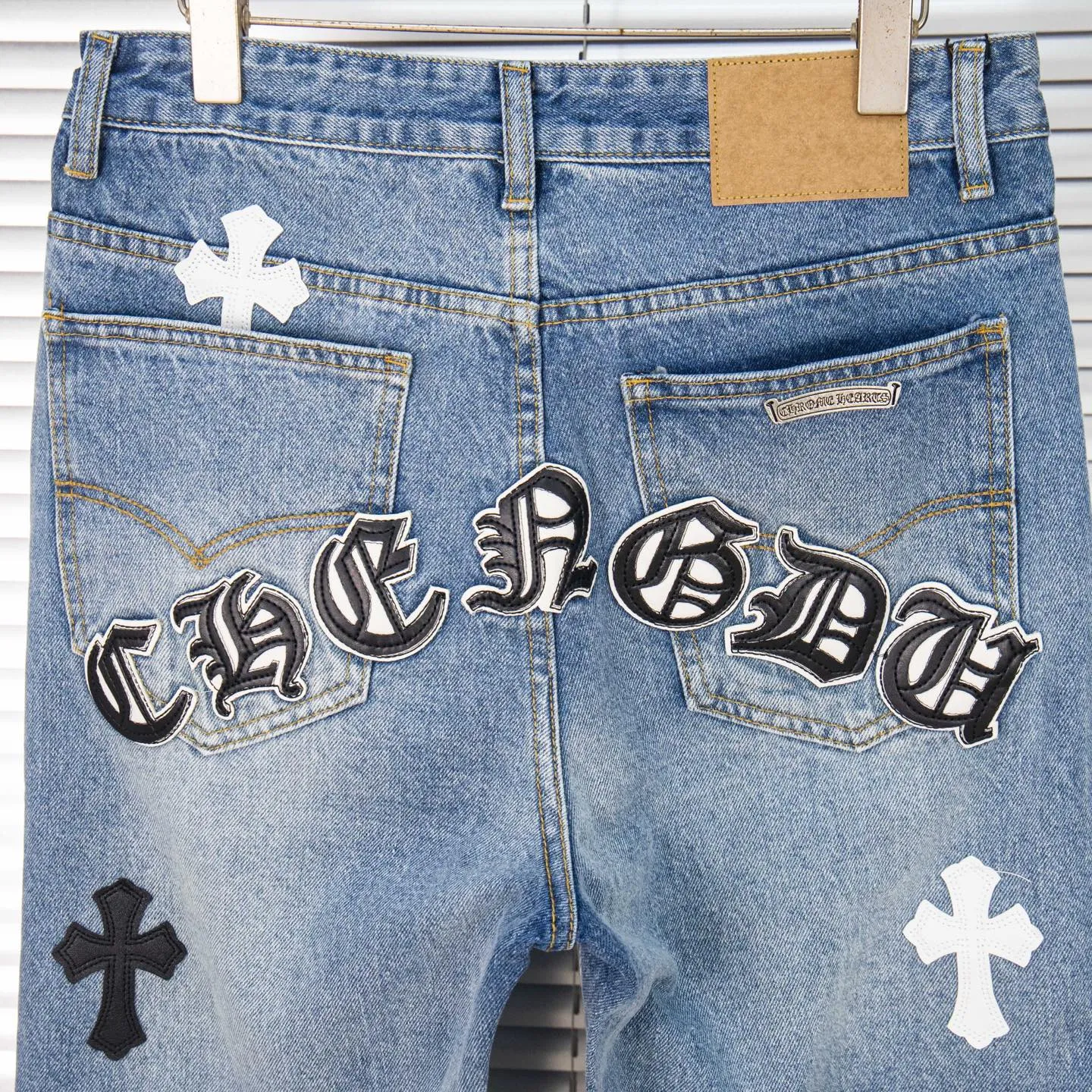 P260 Chrome Hearts light blue pants, Sanskrit black and white patchwork leather jeans. CH jeans need to be washed before being dismantled and then hand-stitched with sheepskin cross leather and then spliced ​​together. The whole piece has too many craftsmanship to explain. The patches are decorated with cross patterns, and the high-waisted washed jeans! ! Absolutely high-end luxury products, god-level single products and super popular products, made with top heavy industry, a must-see magic weapon. Customized hardware. The fabric is thick and soft after washing. It has good breathability. Customized small leather label. Unique design. The details are simple and elegant, and the workmanship is exquisite. The entire trousers are neatly routed and the details are in place! It’s so cool that both men and women can easily control the genderless trend! Style number: 1803# Color: blue Size: 28 30 32 34